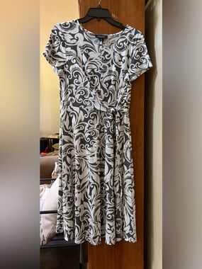 Perceptions Gray and White Floral-Scroll Wrap Midi Dress Petite Med